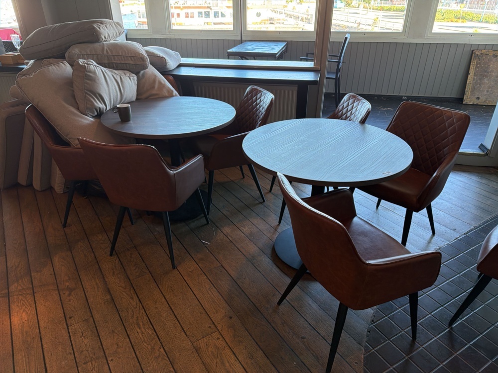 1566281-1 Restaurant furniture with 3 round tables and 12 chairs