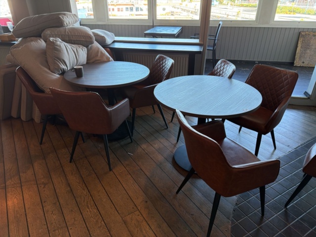 Restaurangmöblemang med 3 runda bord och 12 stolar på auktion i Västra Götaland, Strömstad hos PS Auction