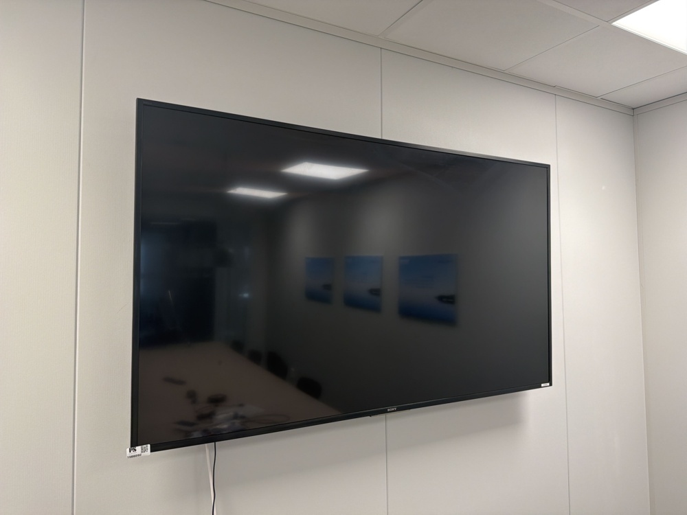 1566092-1 65" monitor with wall mount and conference equipment - Sony KD-65XG7005