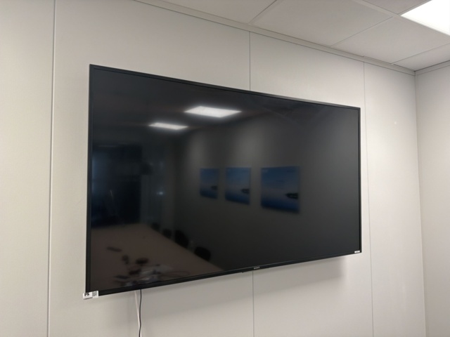 Bildskärm 65" med väggfäste och konferensutrustning - Sony KD-65XG7005 på auktion i Västra Götaland, Västra Frölunda hos PS Auction