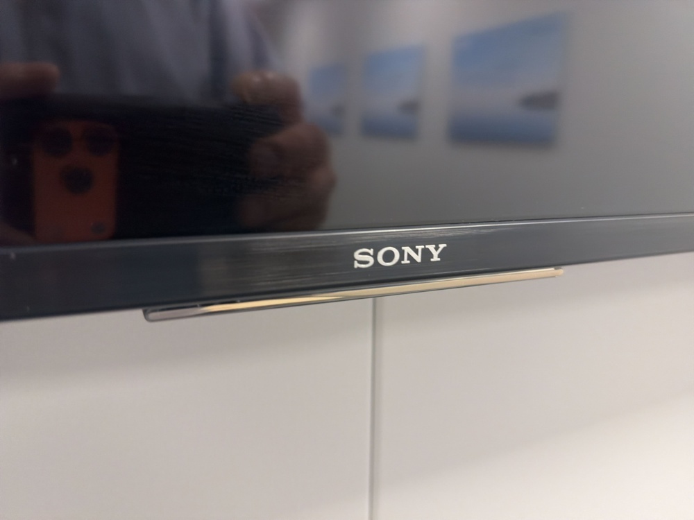 1566092-2 65" monitor with wall mount and conference equipment - Sony KD-65XG7005