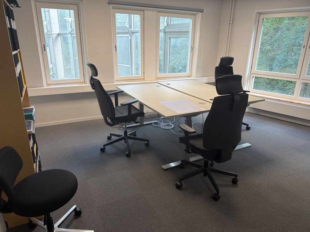 1566096-1 Office workplace with various furniture and decor