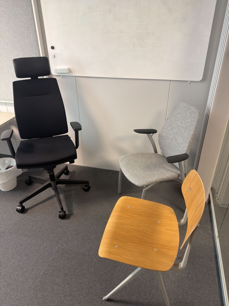 1566097-1 Kontorsarbetsplats med kontorsmöbler och akustiktavla