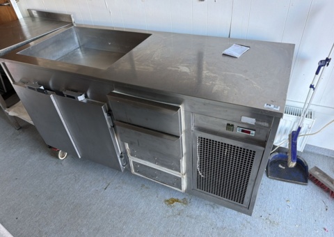 Refrigerated counter on wheels with ho