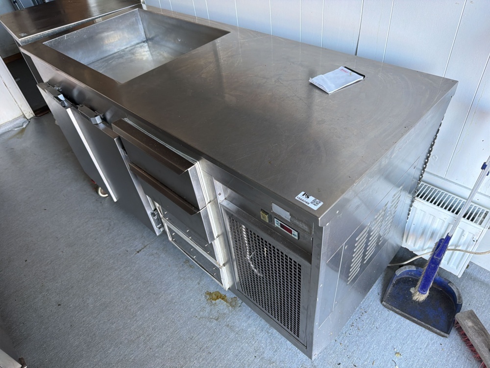 1566288-2 Refrigerated counter on wheels with ho