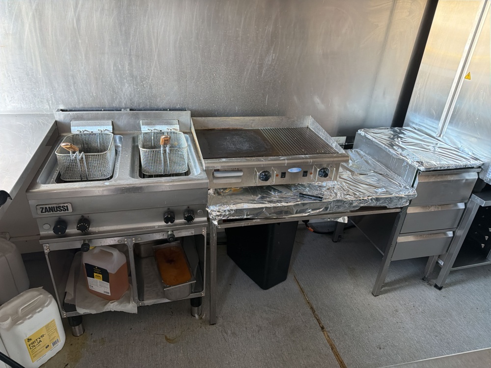 1566295-1 Deep fryer, electric grill, kitchen counter and kitchen utensils