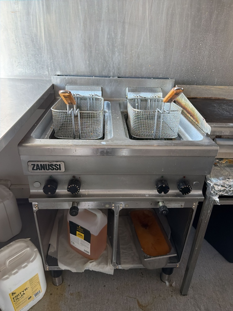 1566295-2 Deep fryer, electric grill, kitchen counter and kitchen utensils