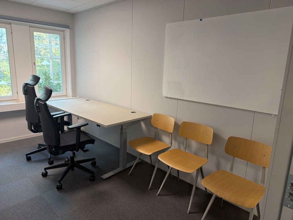 1566104-1 Kontorsarbetsplats med diverse kontorsmöbler