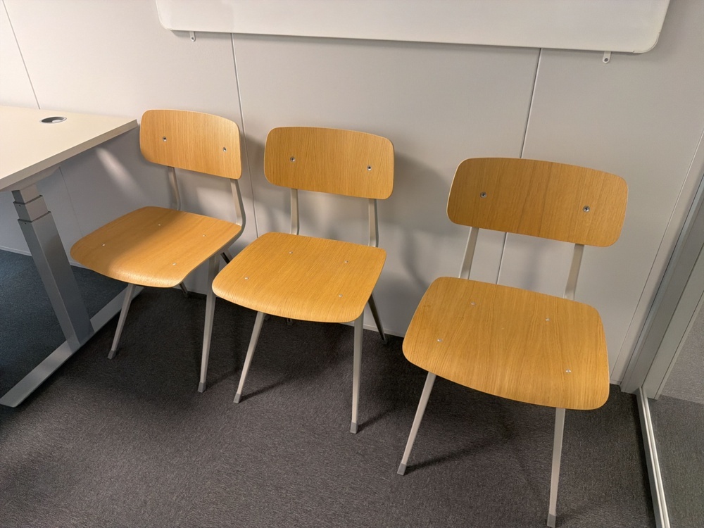 1566104-2 Kontorsarbetsplats med diverse kontorsmöbler