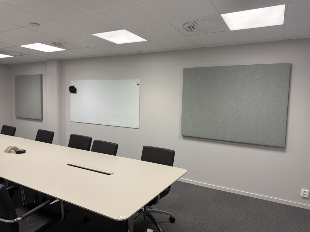 1566105-2 Conference table, 13 chairs, whiteboard etc.