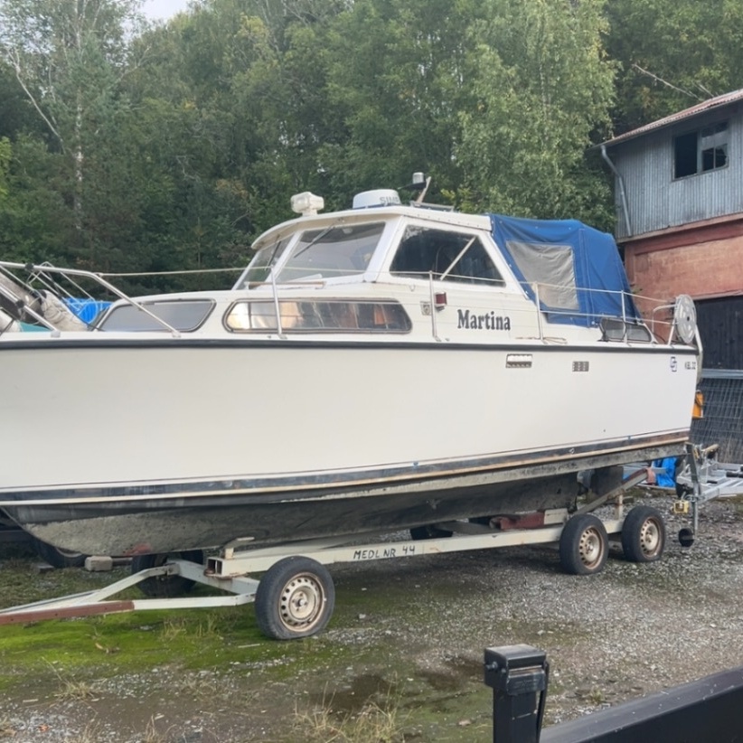 1573700-1 Boat with trailer – KEL 32 (Repair object)