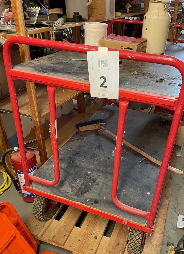 1583402-2 Service trolley on rubber wheels