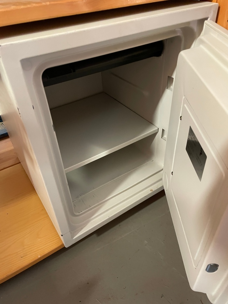 1583406-2 Safe HADAK 43 x 47 and H 51