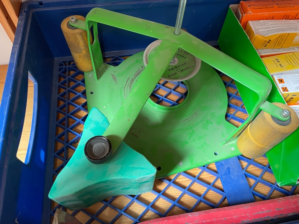 1583424-2 Double-sided tape dispenser