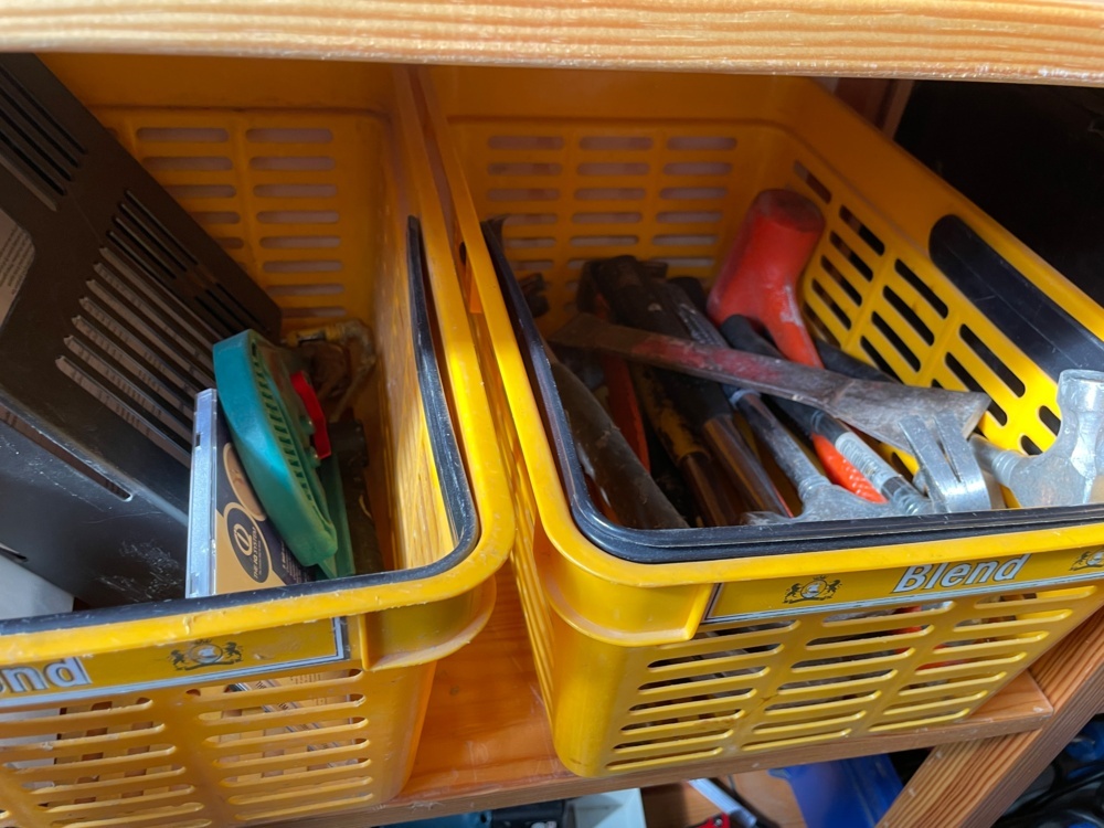 1583425-2 Various tools in baskets