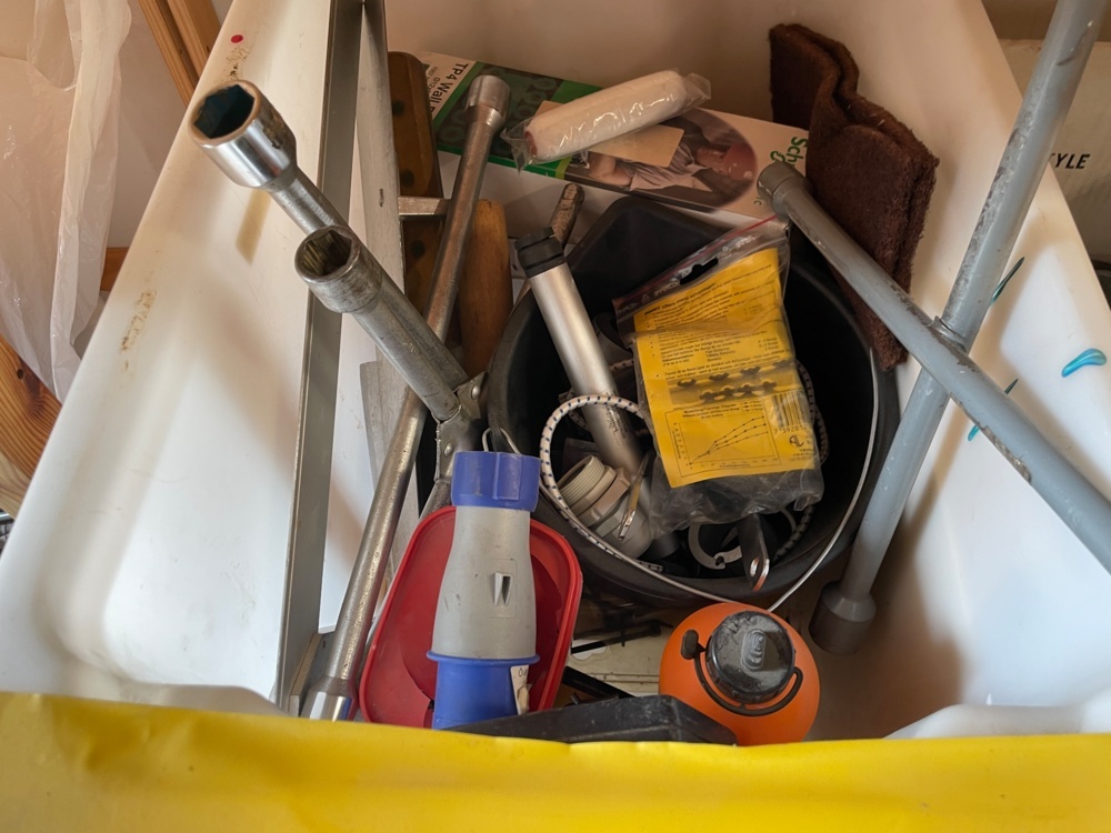 1583442-2 Tools and miscellaneous in boxes