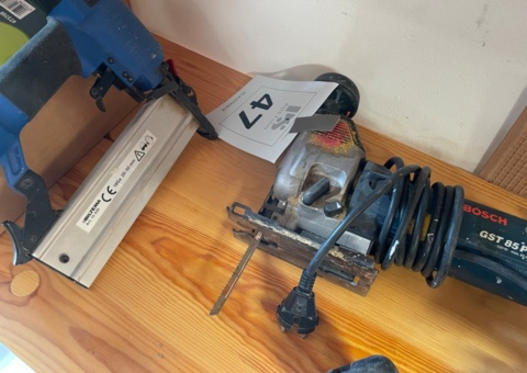 Tigersåg Bosch GST 85 PE och häftpistol