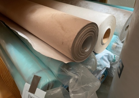 Covering paper on a roll