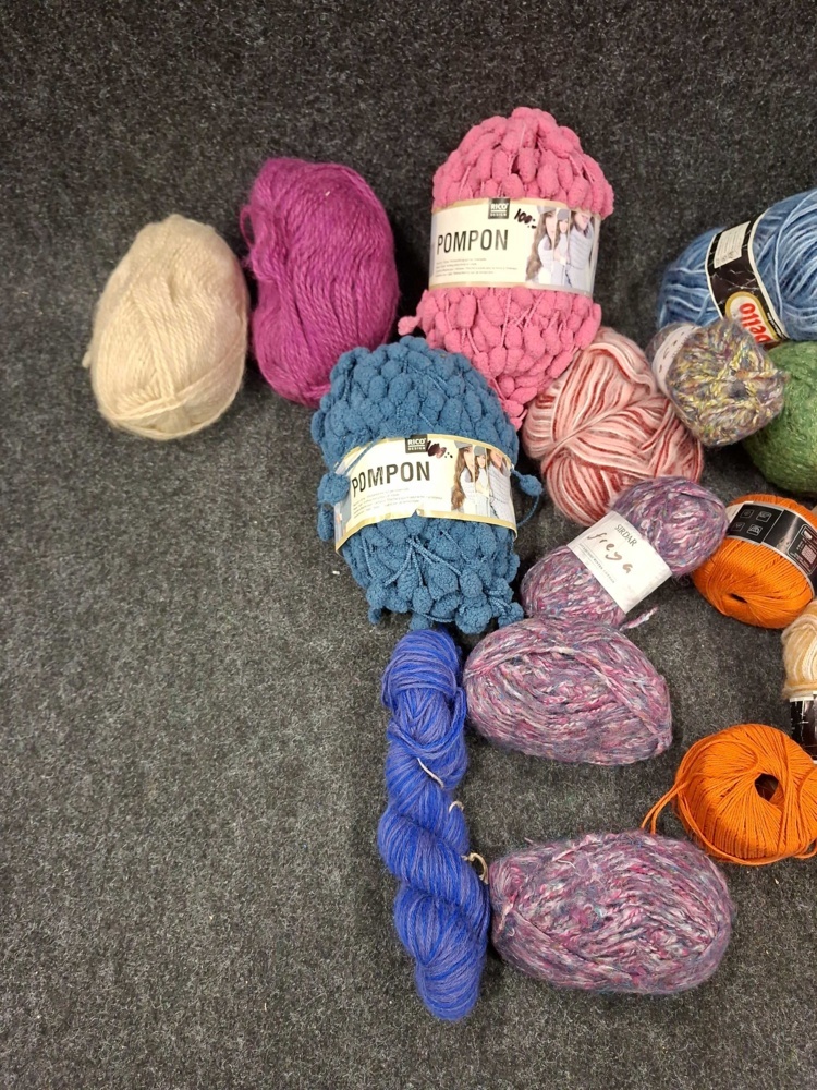 1582700-2 Assortment of yarn
