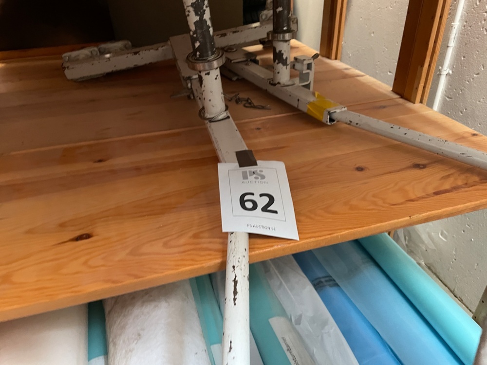 1583462-2 Carpet roll holder on wheels