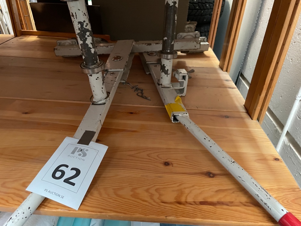 1583462-1 Carpet roll holder on wheels