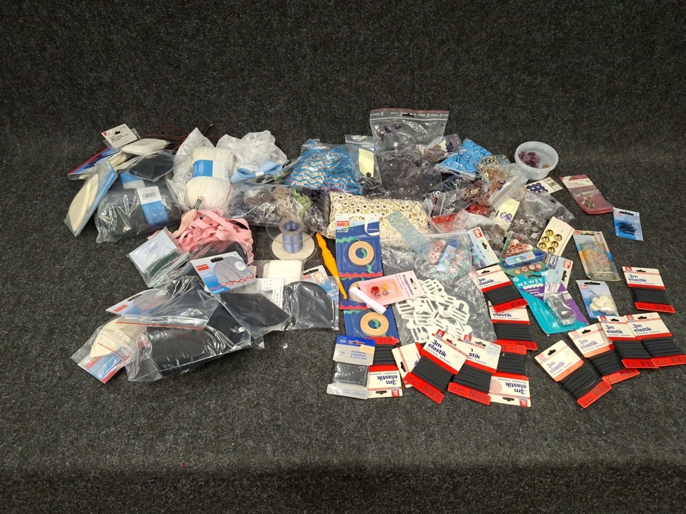 1582702-1 Assortment of sewing accessories