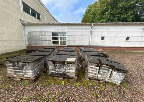 Lot with ground plates approx. 1000 pcs