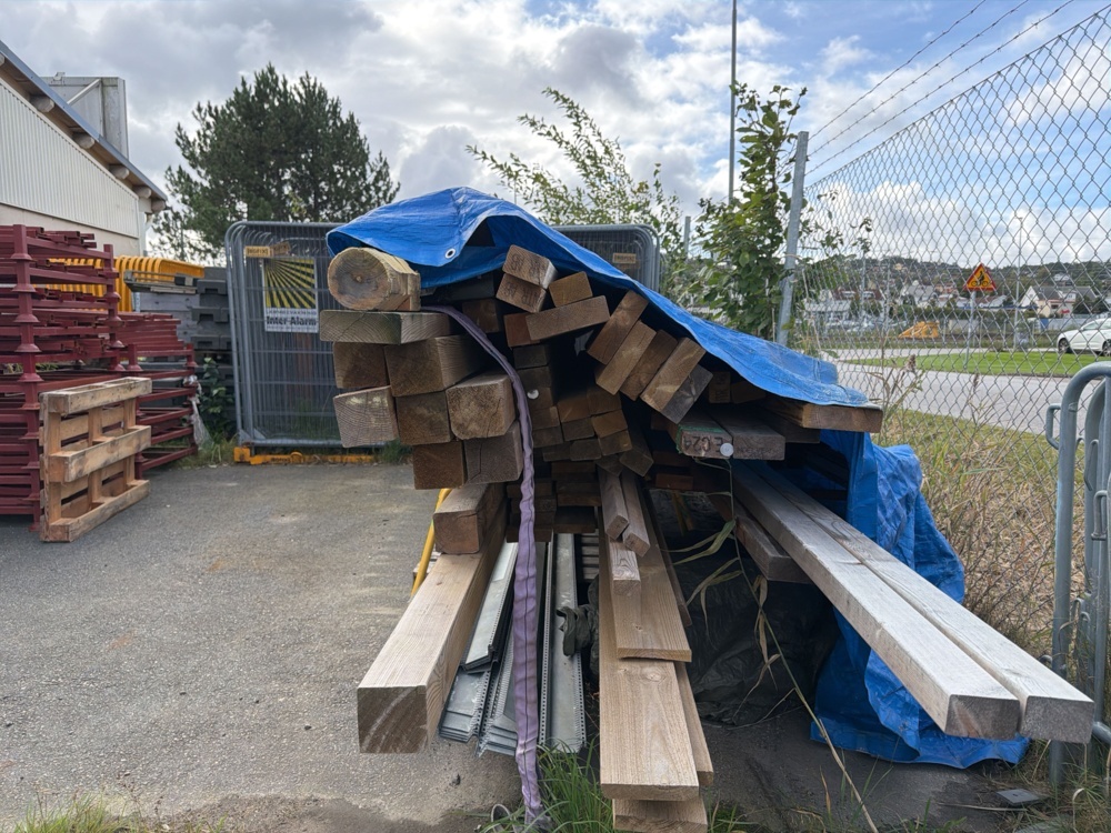 1566407-2 Samling med träbalkar och skivor inklusive bockar