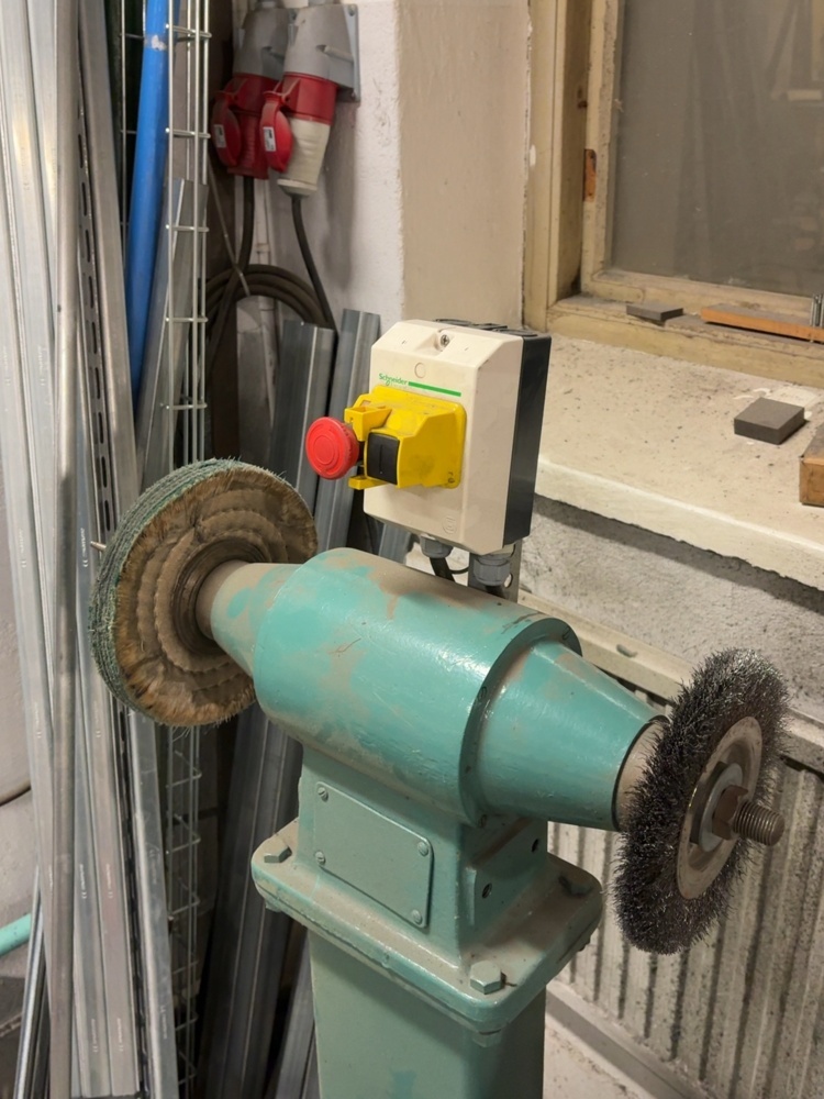 1536089-2 Double-ended polishing machine on column stand