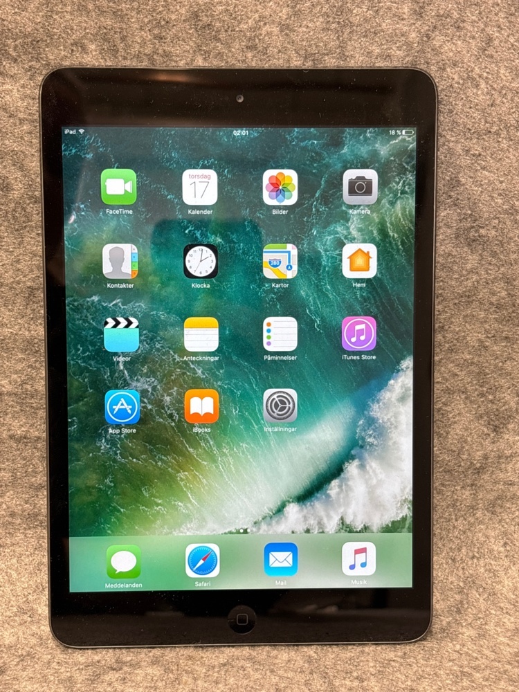 1545885-2 3 IPad mini 2 and 1 Samsung galaxy tab