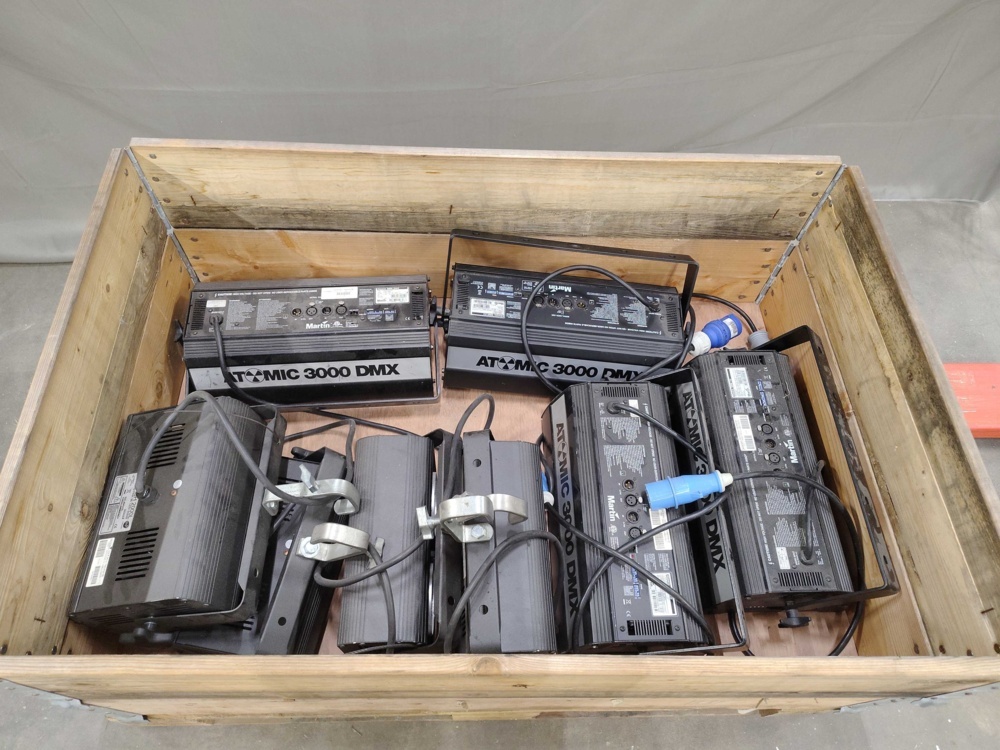 1582529-2 Scenbelysning - Martin Atomic 3000 DMX och Flash 2000L