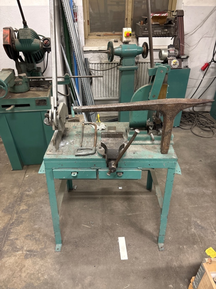 1536093-1 Workbench with guide clip, bench shears, hand press, vice and sheet metal anvil