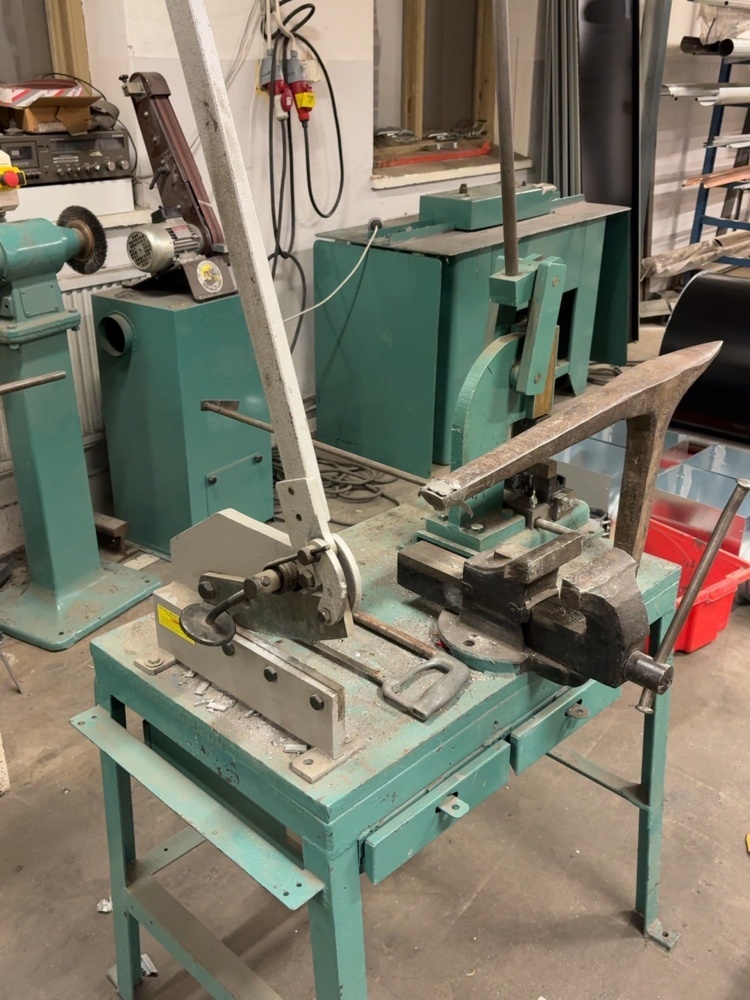 1536093-2 Workbench with guide clip, bench shears, hand press, vice and sheet metal anvil
