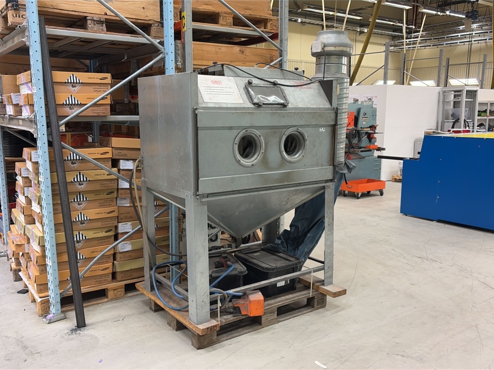 1525542-2 Blasting cabinet