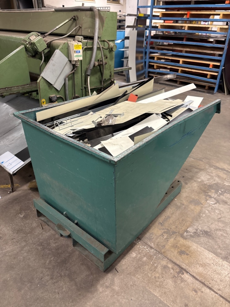 1536094-1 Dump container with fork pockets