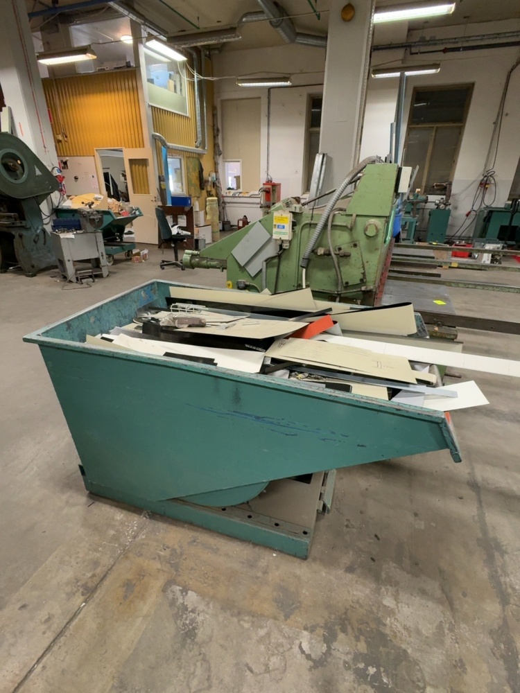 1536094-2 Dump container with fork pockets