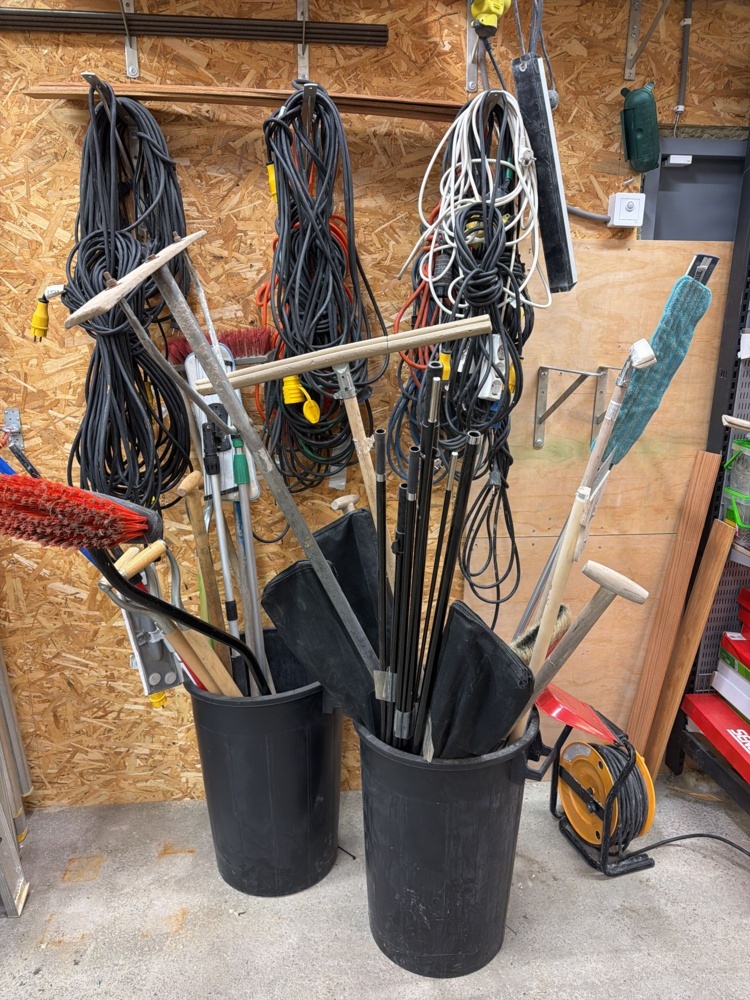 1566422-1 Collection of extension cords, shovels and hand tools