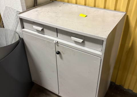 Storage cabinet with drawers