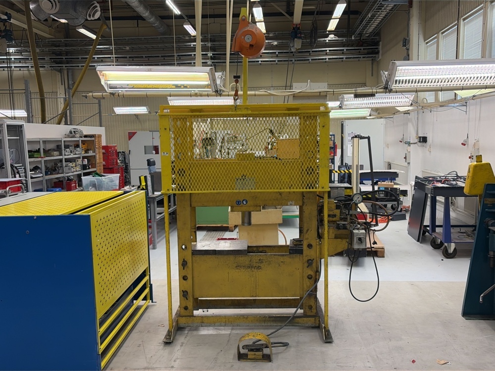 1525527-1 Hydraulic press with hydraulic pump - Enerpac 100 tons