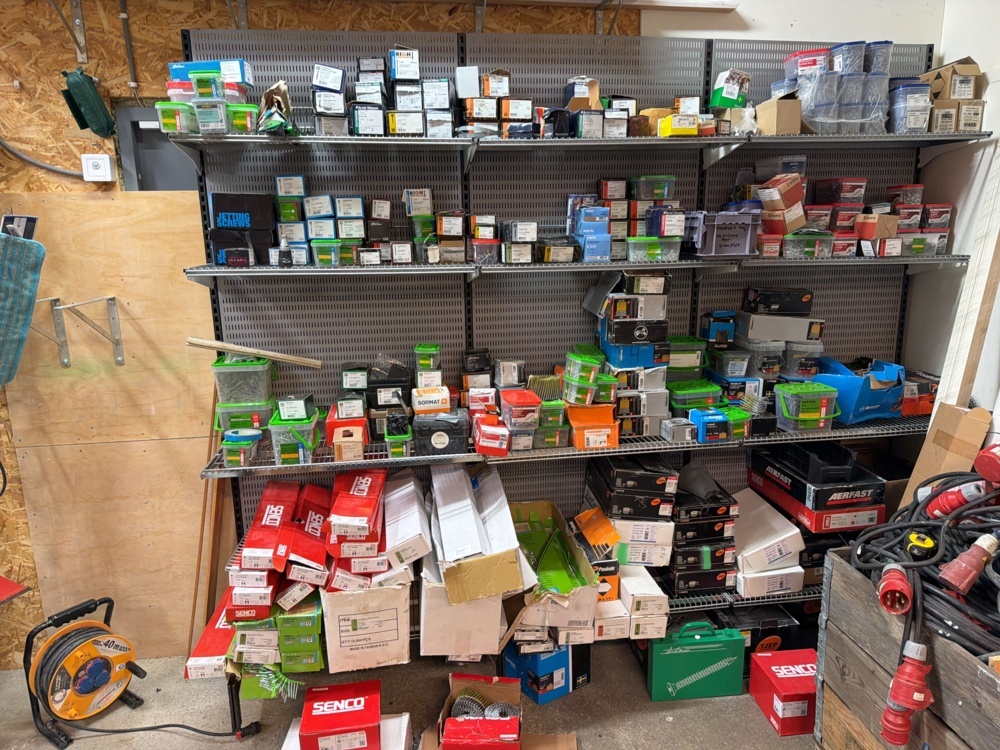 1566423-1 Lot with mounting materials, nails and screws including shelves