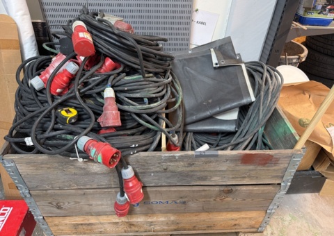 Pallet with high-voltage cables