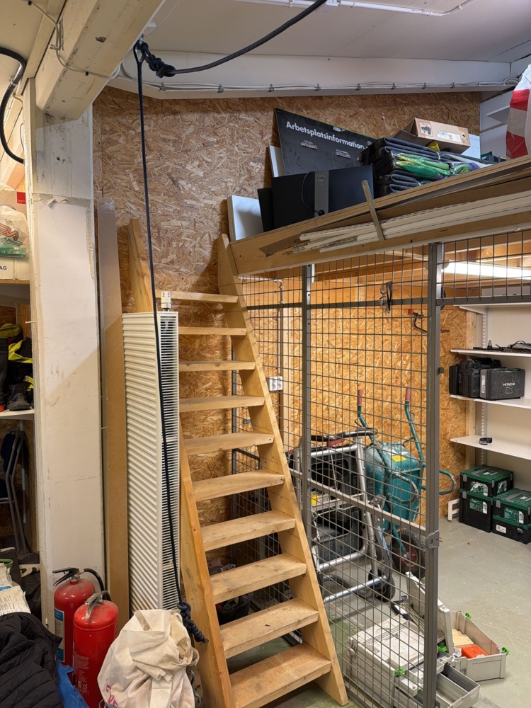 1566428-1 Byggtillbehör och datorskärmar på entresolplan