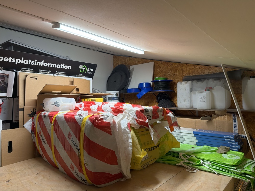 1566428-2 Byggtillbehör och datorskärmar på entresolplan