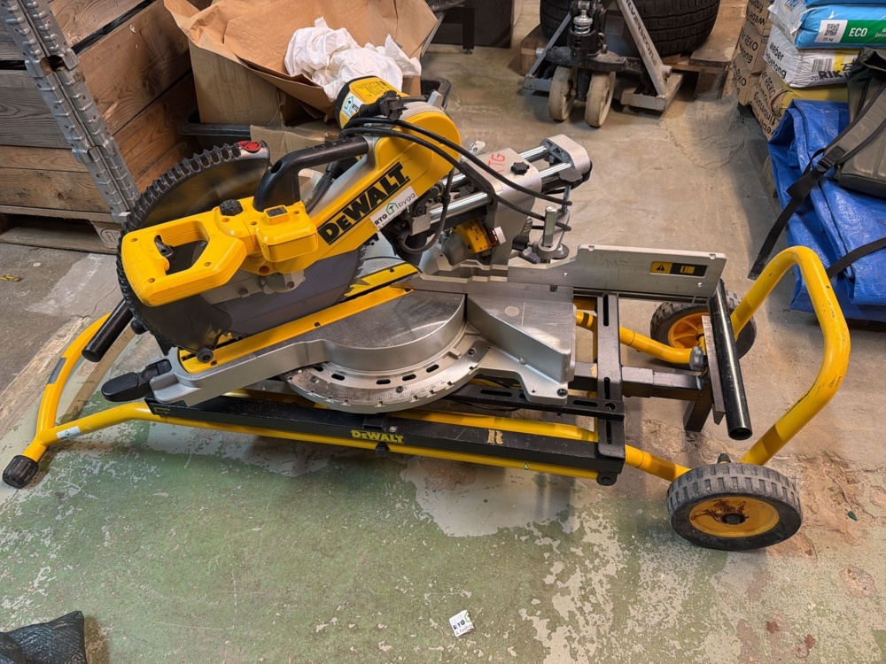 1566427-1 Kap- och gersåg på rullstativ - DeWalt DWS780-QS