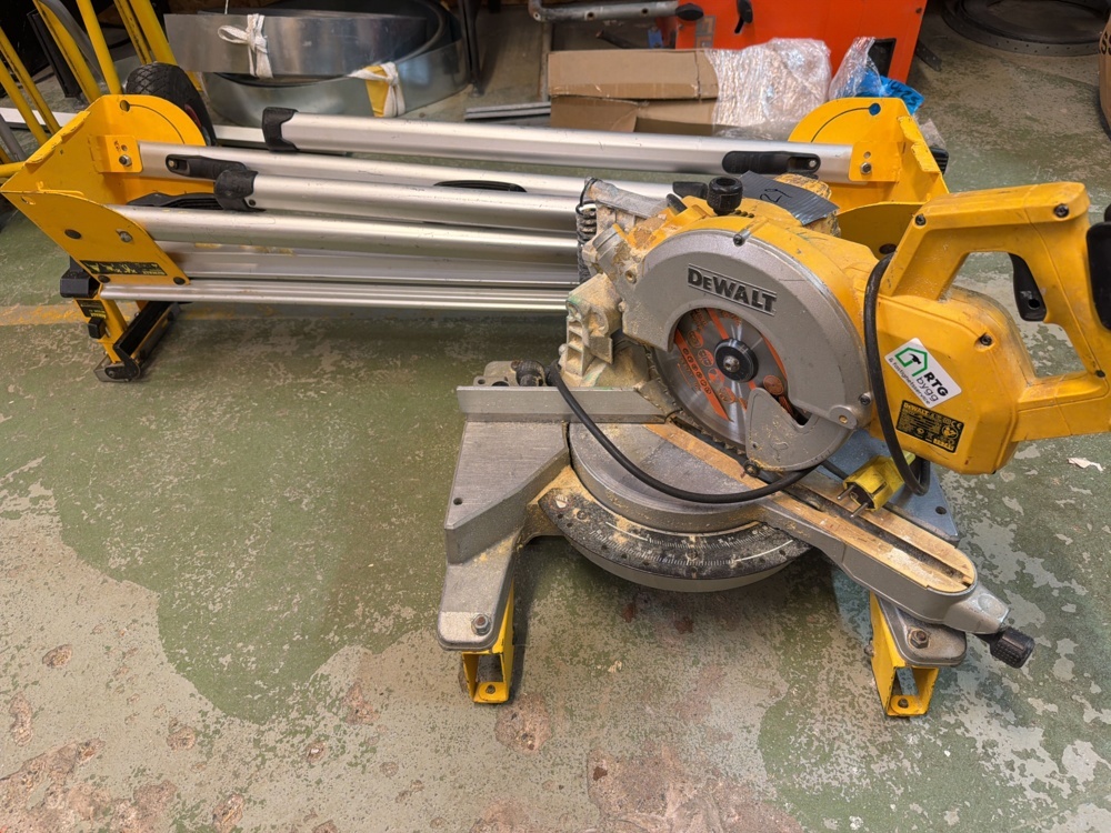 1566429-1 Kap- och gersåg med sågbord - DeWalt DW777-QS