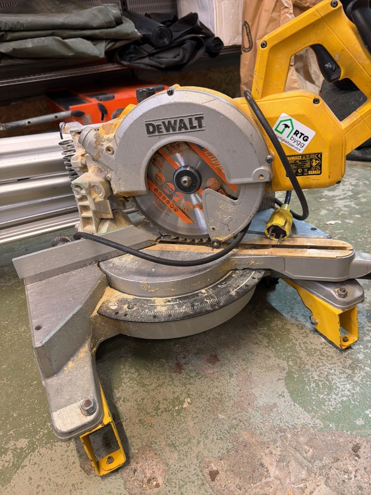 1566429-2 Kap- och gersåg med sågbord - DeWalt DW777-QS