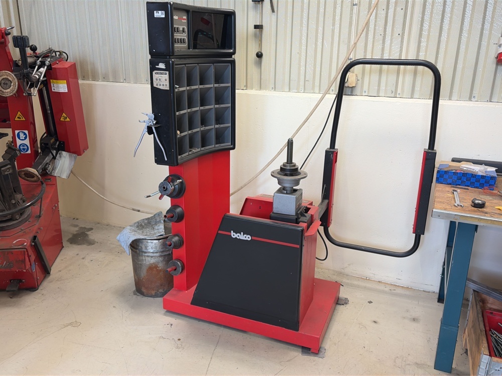 1525547-1 Tire balancing machine - Balco B995