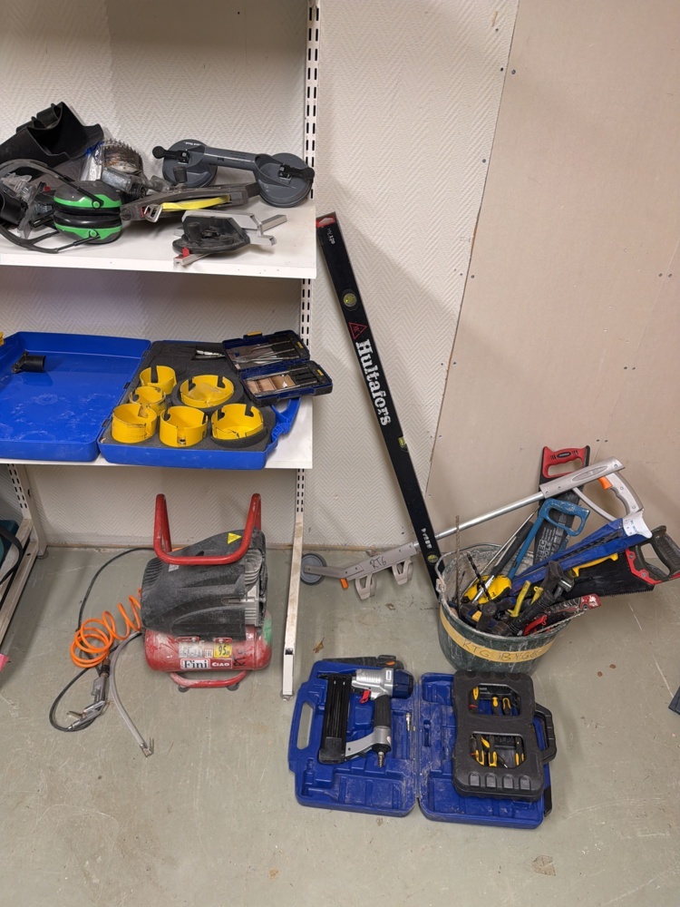 1566435-1 Construction supplies and hand tools