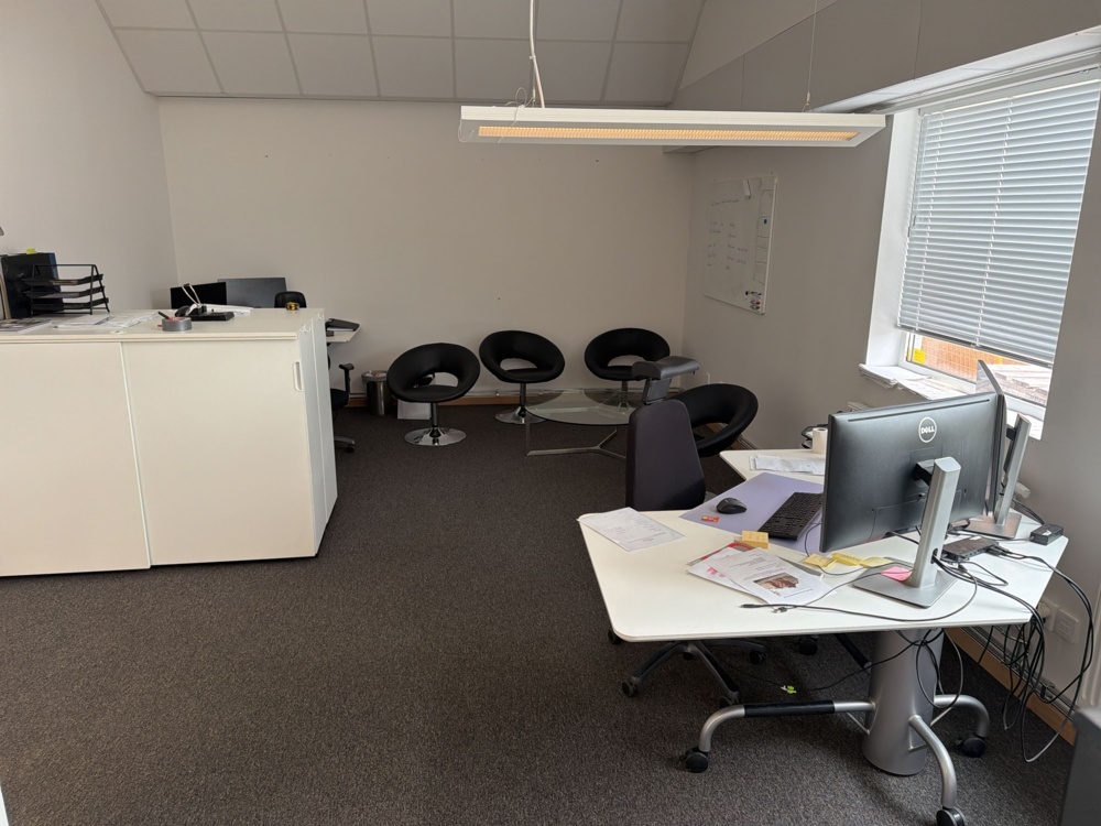 1566440-1 Office workstations with various office furniture