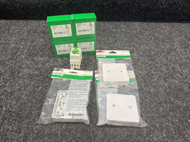 5 st Huvudbrytare R9S24340 & 3 st anslutningsdosor 5-polig, Schneider Electric på auktion i Västra Götaland, Svenljunga hos PS Auction